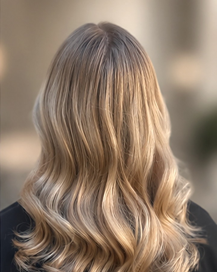 Varm blond med bløde bølger